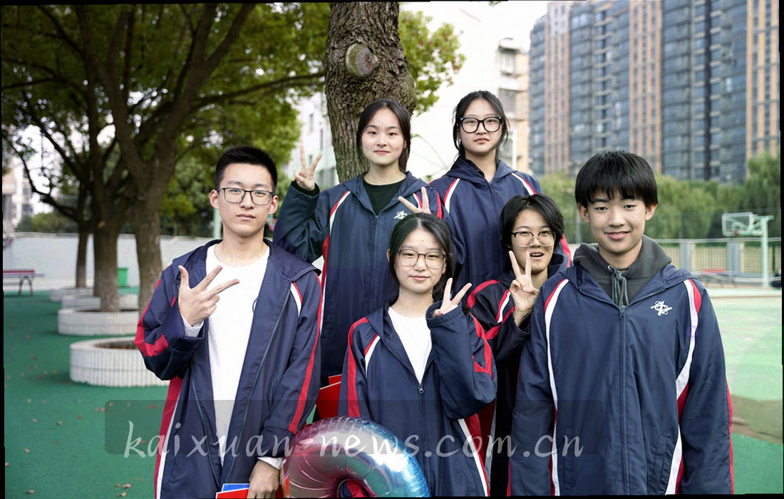 主版本节点与多个小修订点连成的分叉图形，主节点用凯旋金标示，修订点在两侧展开